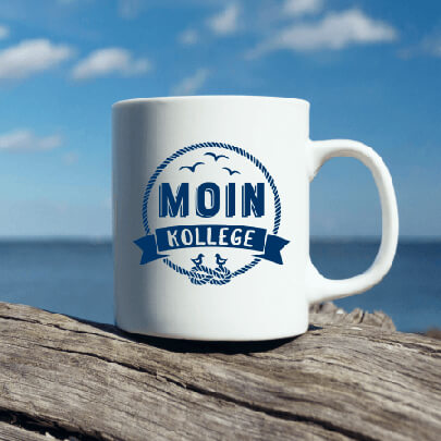 Tasse mit dem Spruch Moin Kollege. Blick auf das Meer.