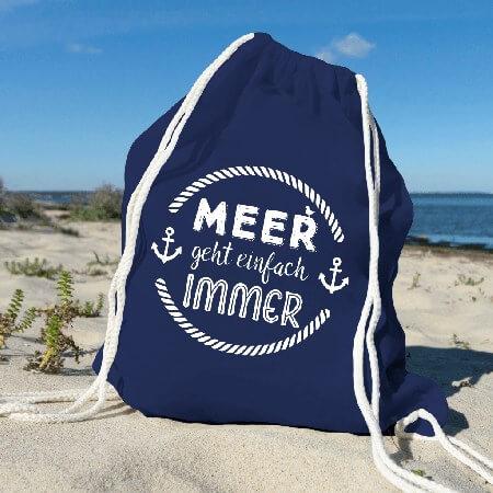 Küstenshop - Turnbeutel mit dem Spruch Meer geht einfach immer, der an der Ostsee im Sand liegt.