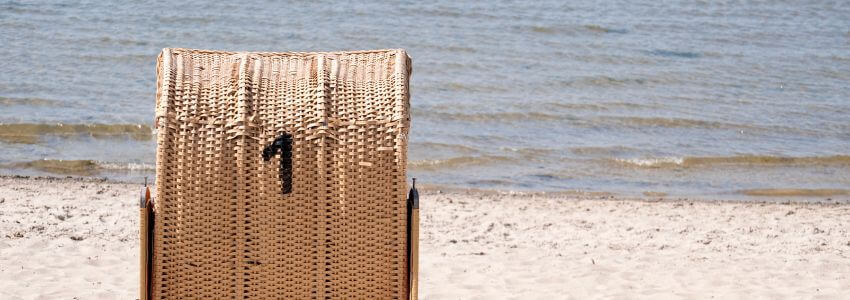 Ein Strandkorb für eine Person ist eine schöne Idee für einen Balkon.