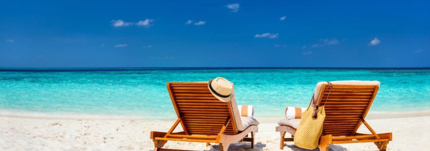 Strandstühle sind ein Must-have für einen entspannten Tag am Meer.