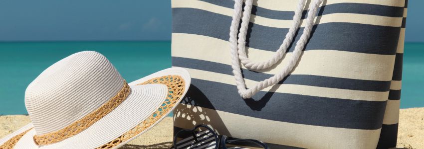 Strandtaschen sind der perfekte Begleiter für einen Ausflug ans Meer.