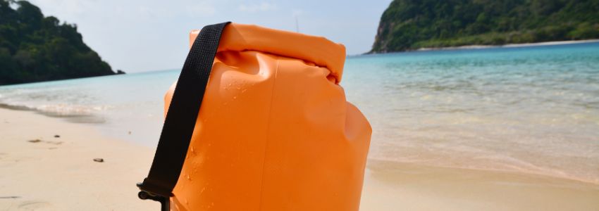 Wasserdichte Tasche am Strand